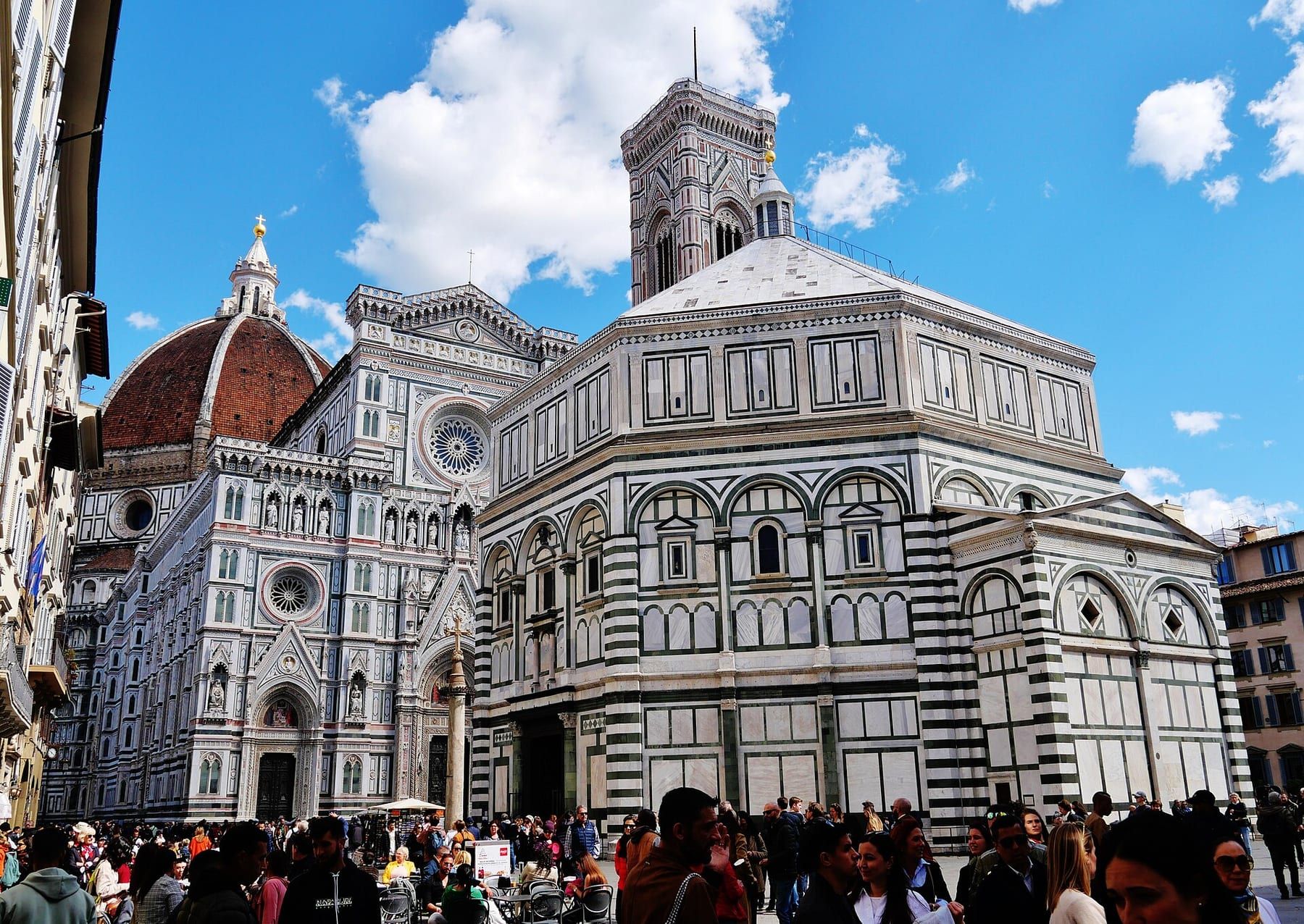 Il Battistero di San Giovanni: dentro, la volta a mosaico è coperta dal ponteggio del restauro