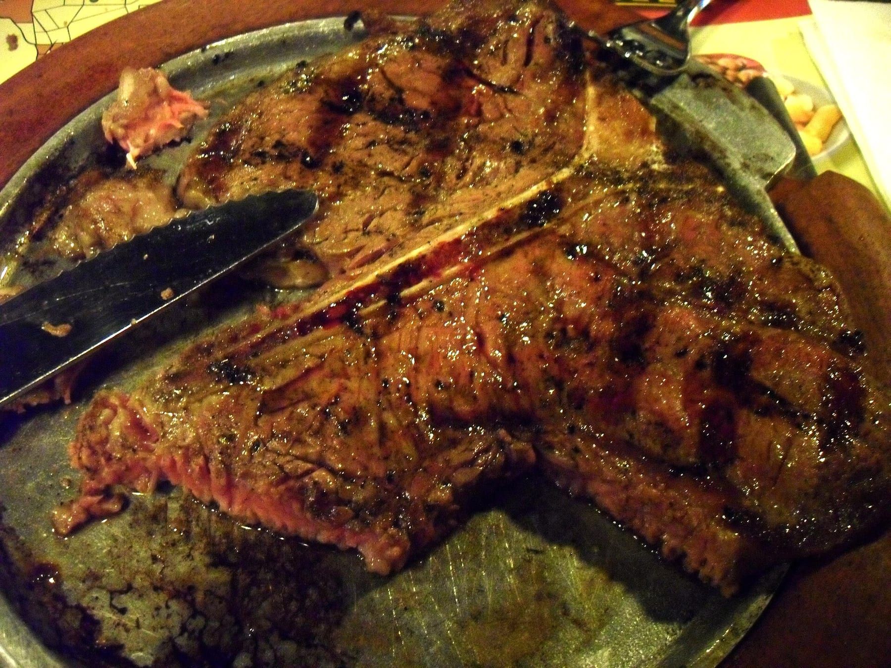 La bistecca alla fiorentina si vende al peso: circa €50 al chilo, taglio minimo per due