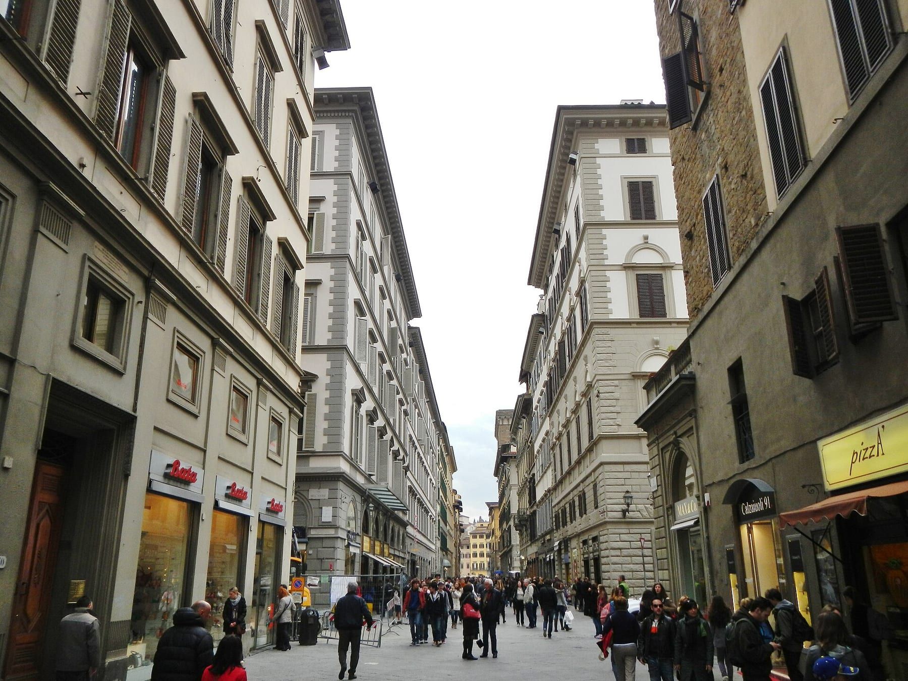 Una via del centro di Firenze con le insegne delle agenzie di biglietteria