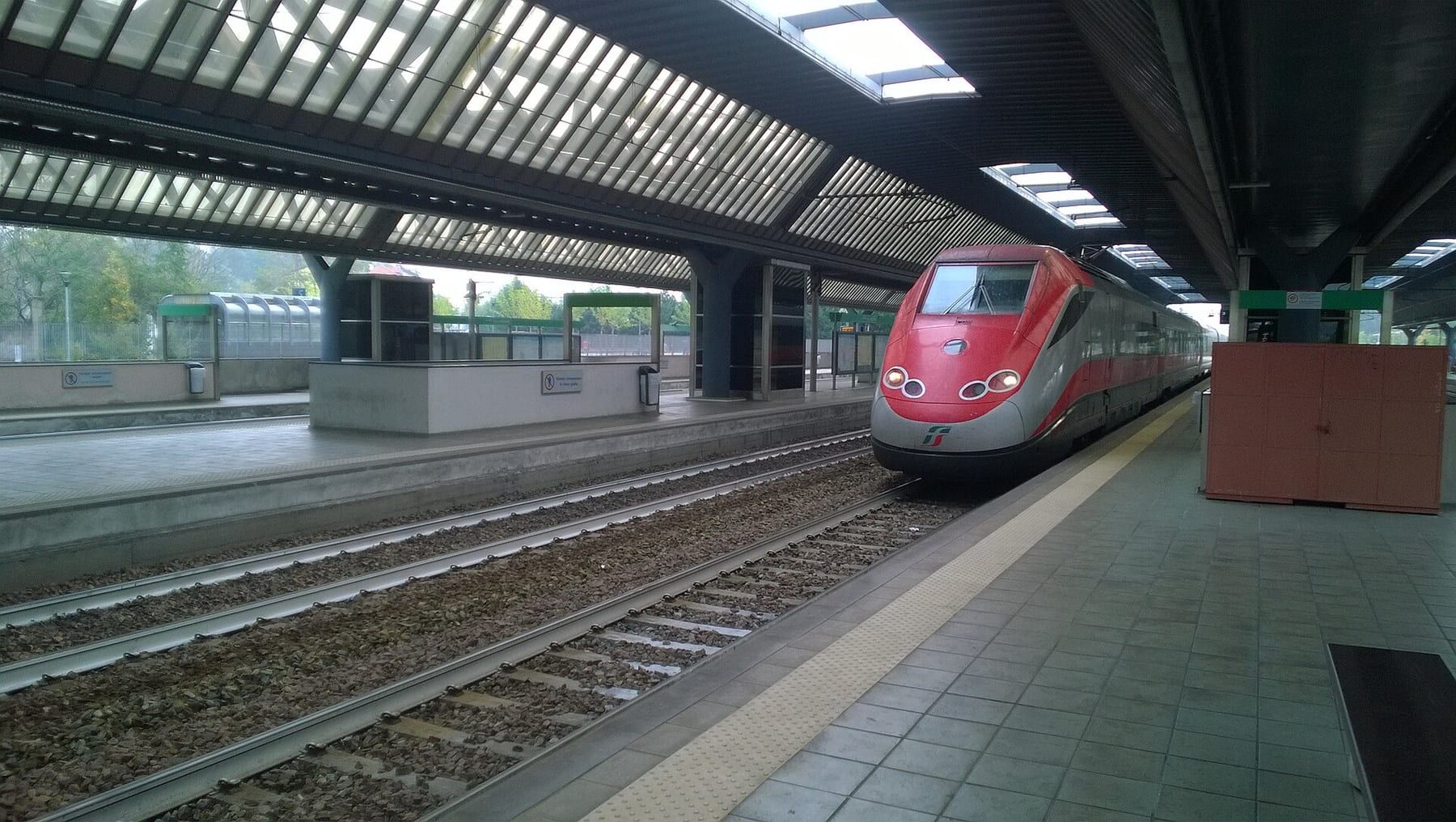 Un Frecciarossa fermo sotto la pensilina di una stazione italiana