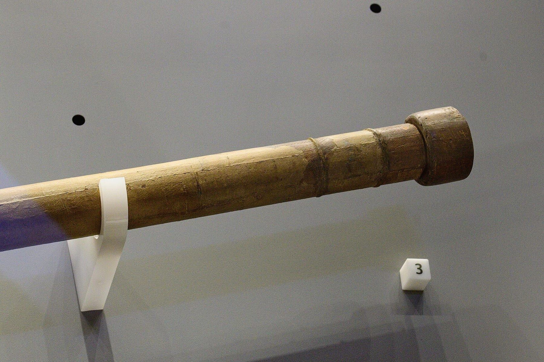 Sfere armillari e strumenti astronomici in ottone nelle vetrine del Museo Galileo