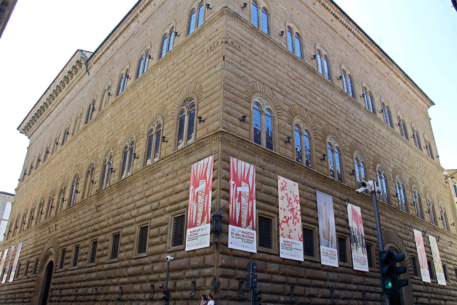 La facciata a bugnato di Palazzo Strozzi con le lanterne in ferro battuto agli angoli