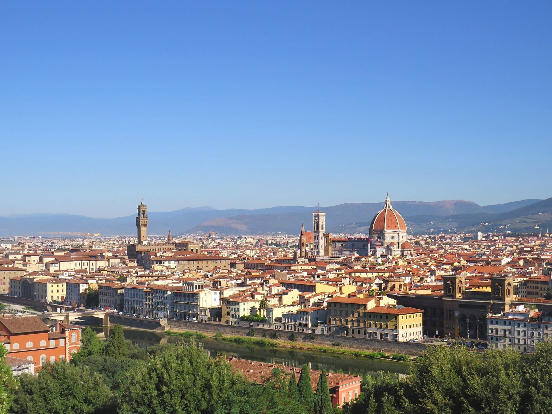 Piazzale Michelangelo: la salita al belvedere è il tratto per cui il biglietto vale davvero