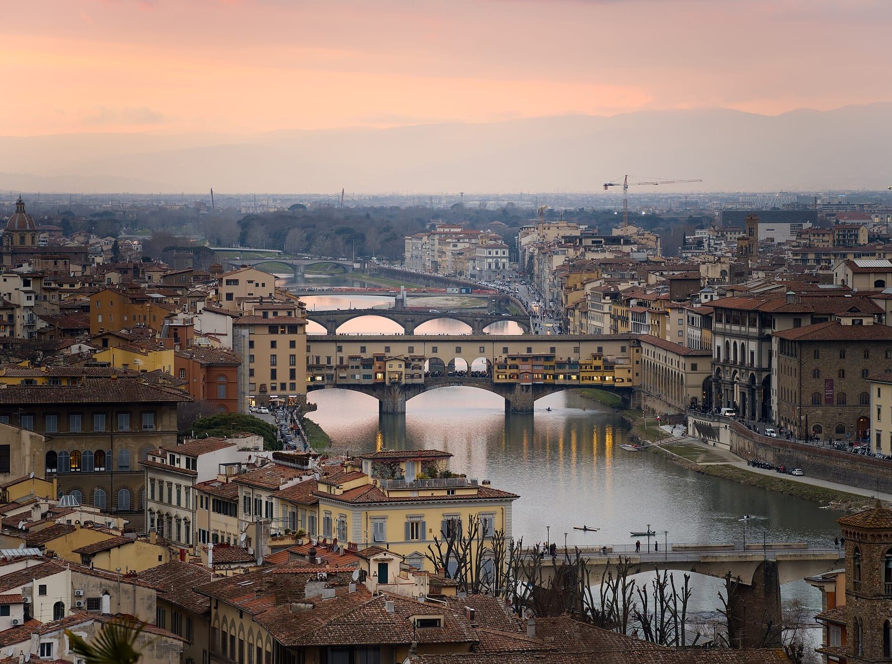 Il Ponte Vecchio al tramonto visto da Ponte Santa Trinita, la posizione classica per la fotografia