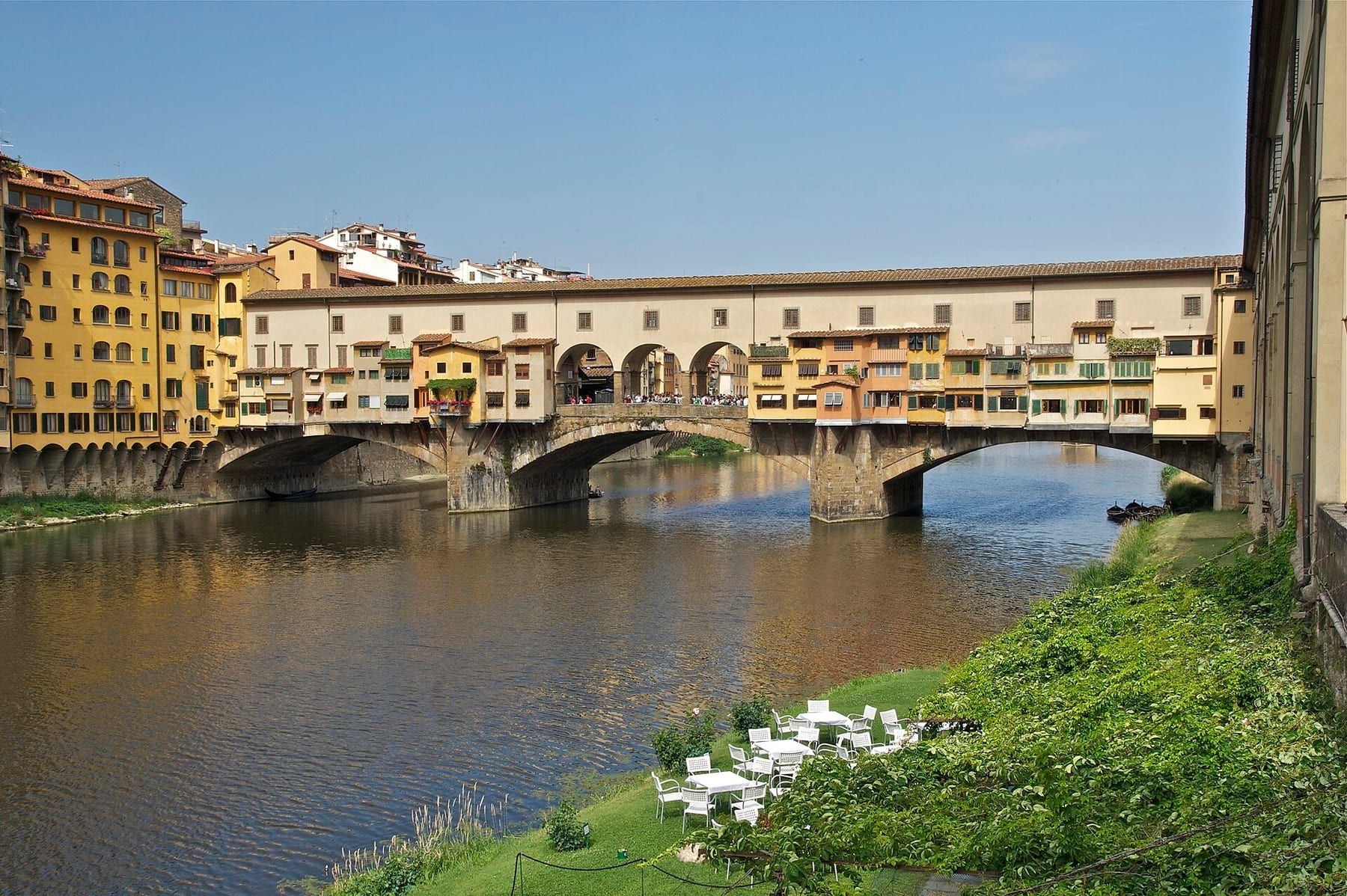 Il Ponte Vecchio visto dal lungarno, con le botteghe orafe sporgenti sull'Arno