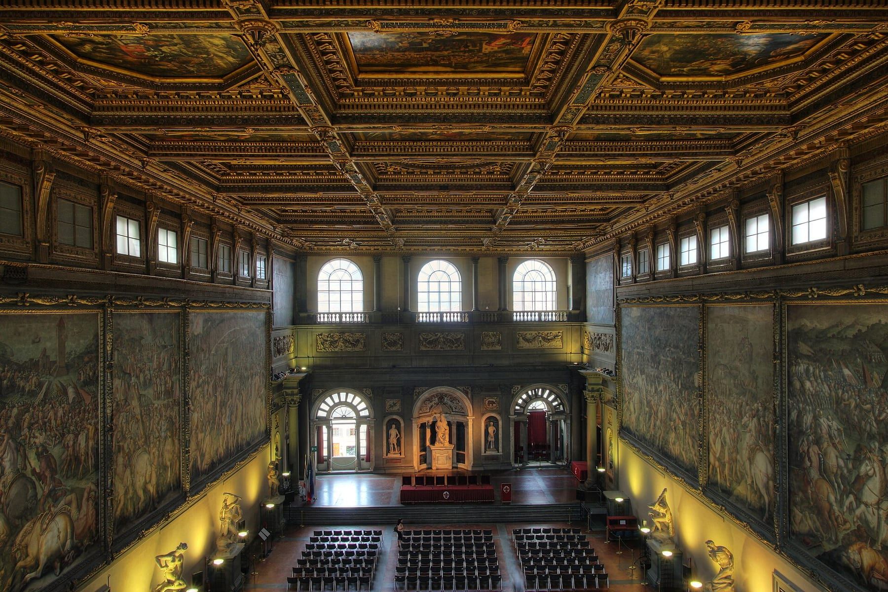 Il Salone dei Cinquecento con il soffitto a cassettoni di Vasari