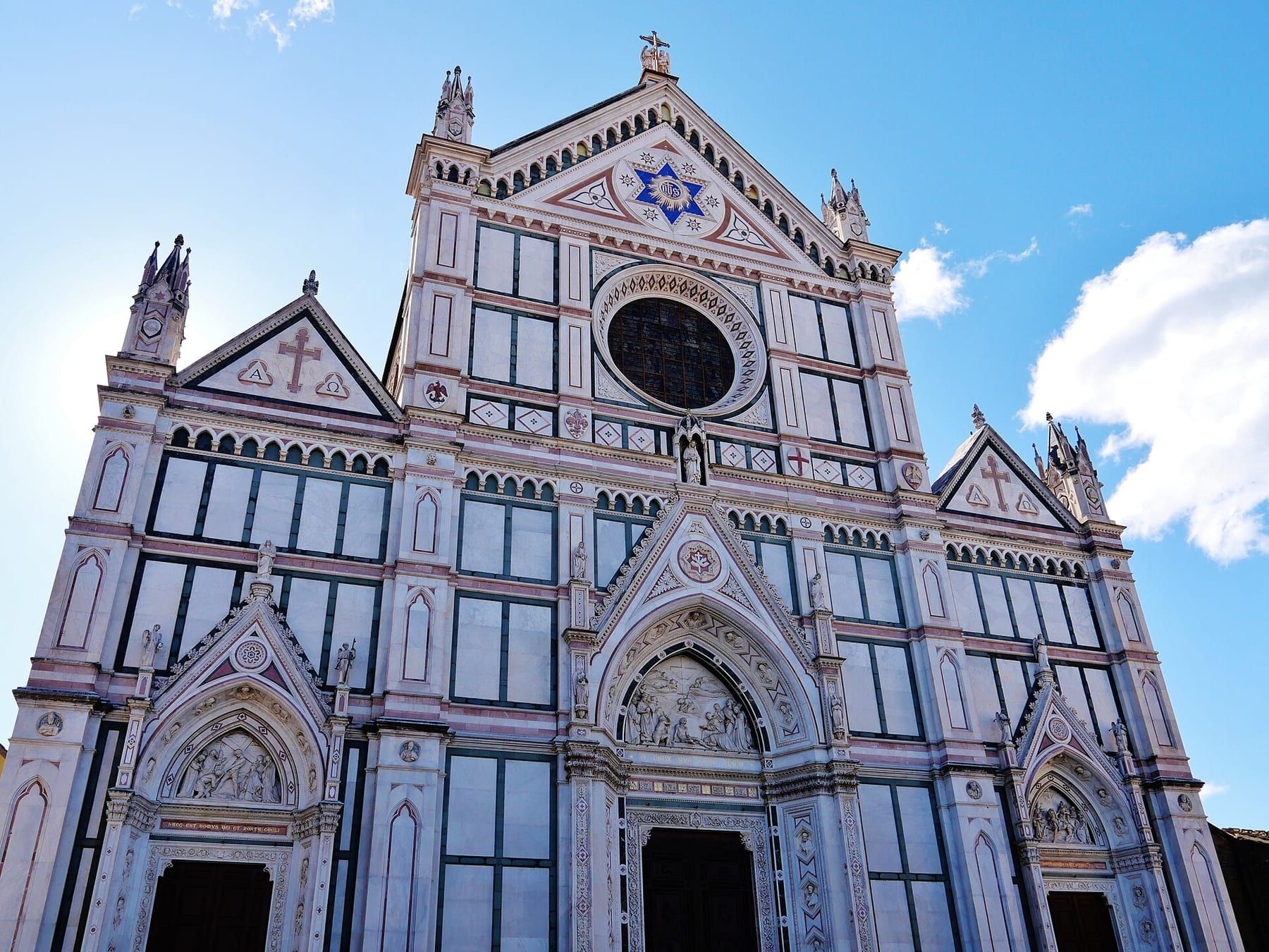 La facciata ottocentesca di Santa Croce in marmo policromo, vista dalla piazza