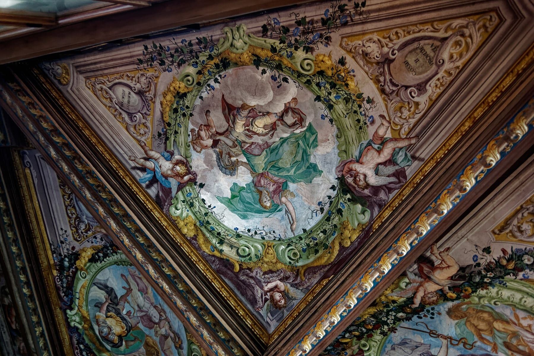 Il soffitto affrescato a grottesche del Corridoio Vasariano visto in prospettiva